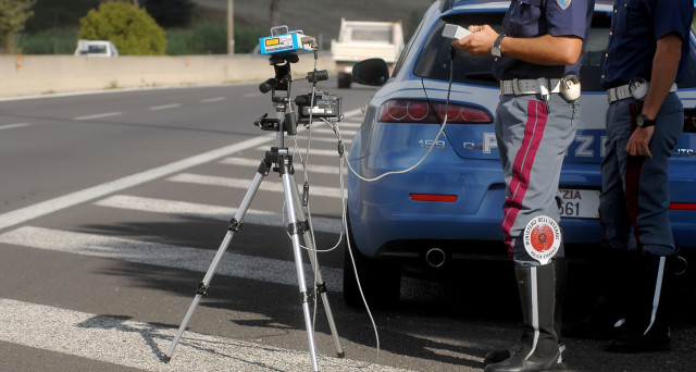 17/09/2009 ROMA, LA POLIZIA STRADALE EFFETTUA CONTROLLI DELLA VELOCITA' CON IL SISTEMA AUTOVELOX MOBILE